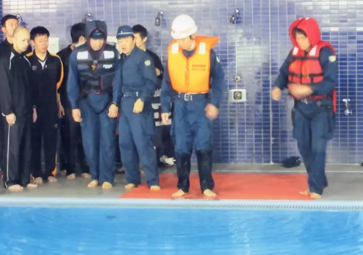 熱海警察署で行われたライフジャケットの有効性実験写真２