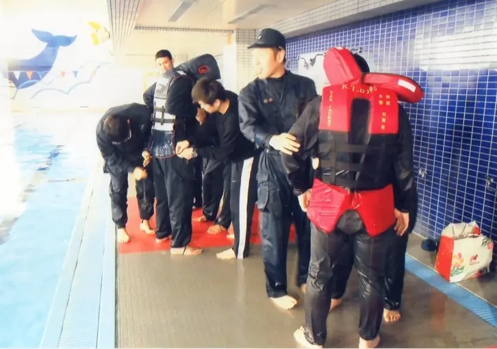 熱海警察署で行われたライフジャケットの有効性実験写真５