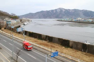 東日本大震災での宮古湾の引き波。2011年3月11日15:18