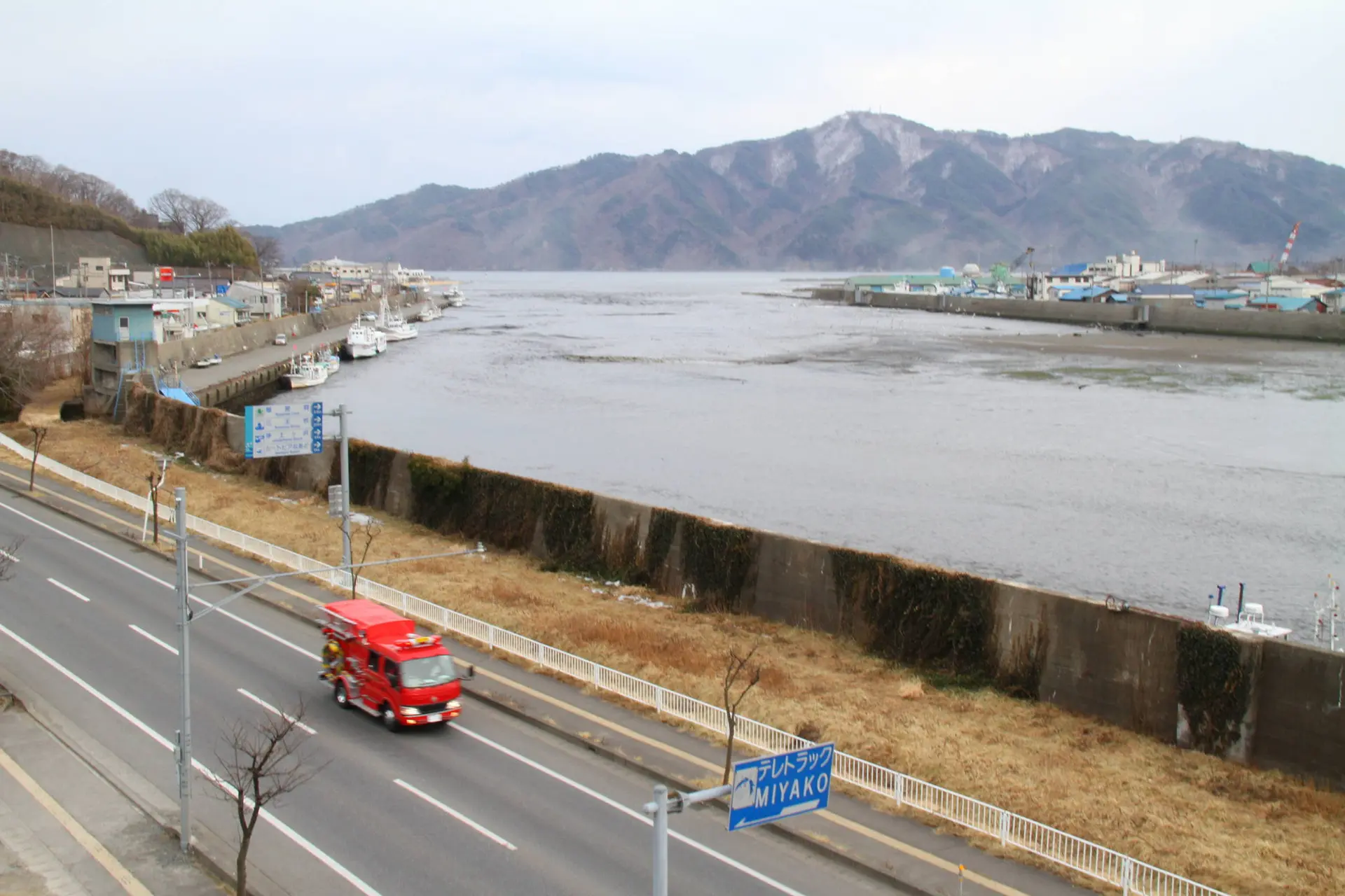 東日本大震災での宮古湾の引き波。2011年3月11日15:18