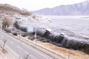 東日本大震災で宮古湾の堤防を越える津波。2011年3月11日15:23