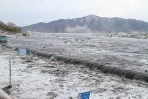 東日本大震災で宮古市を襲う津波。2011年3月11日15:27