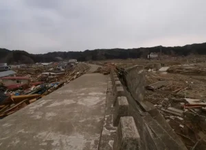 岩手県宮古市田老地区の防潮堤　東へ延びる防潮堤が破壊された